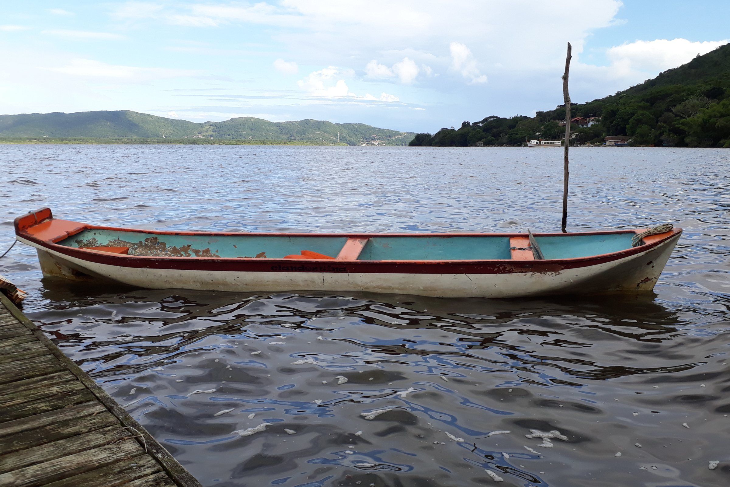 Canoa tradicional de tronco de garapuvu na Lagoa da Conceição, perto da Costa da Lagoa