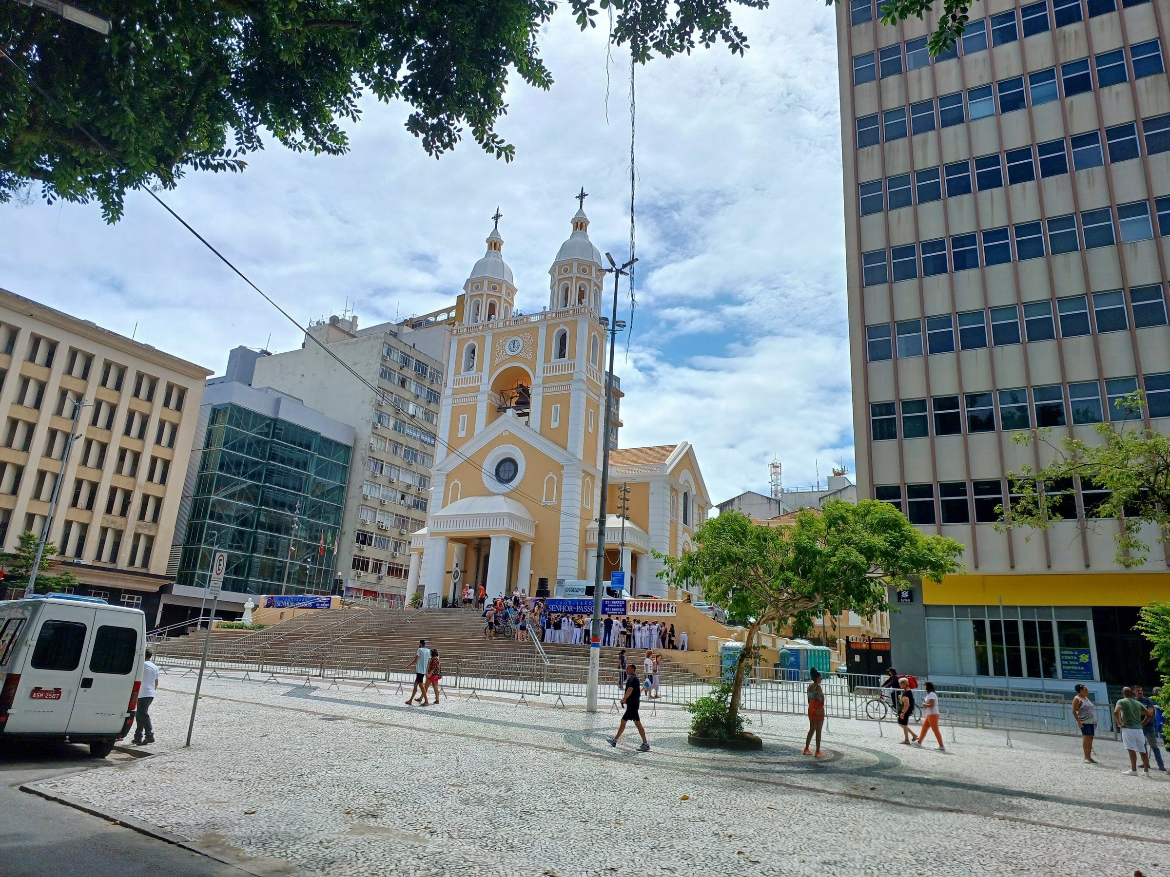 A Catedral Metropolitana de Florianópolis no alto da escadaria, vista da Praça XV