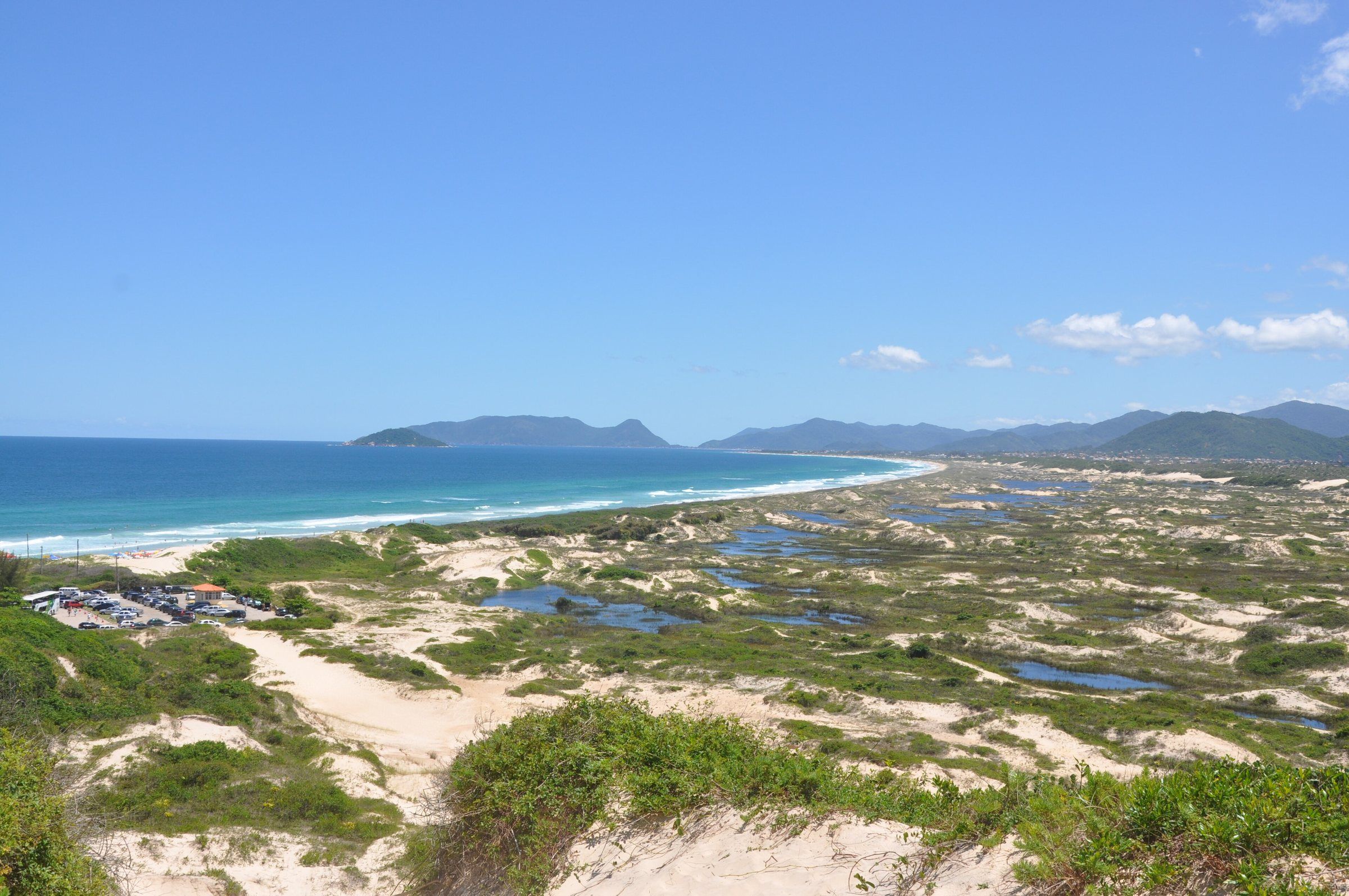 As dunas e as lagoas temporárias entre a Joaquina e o Campeche, com o mar e a ilha ao fundo