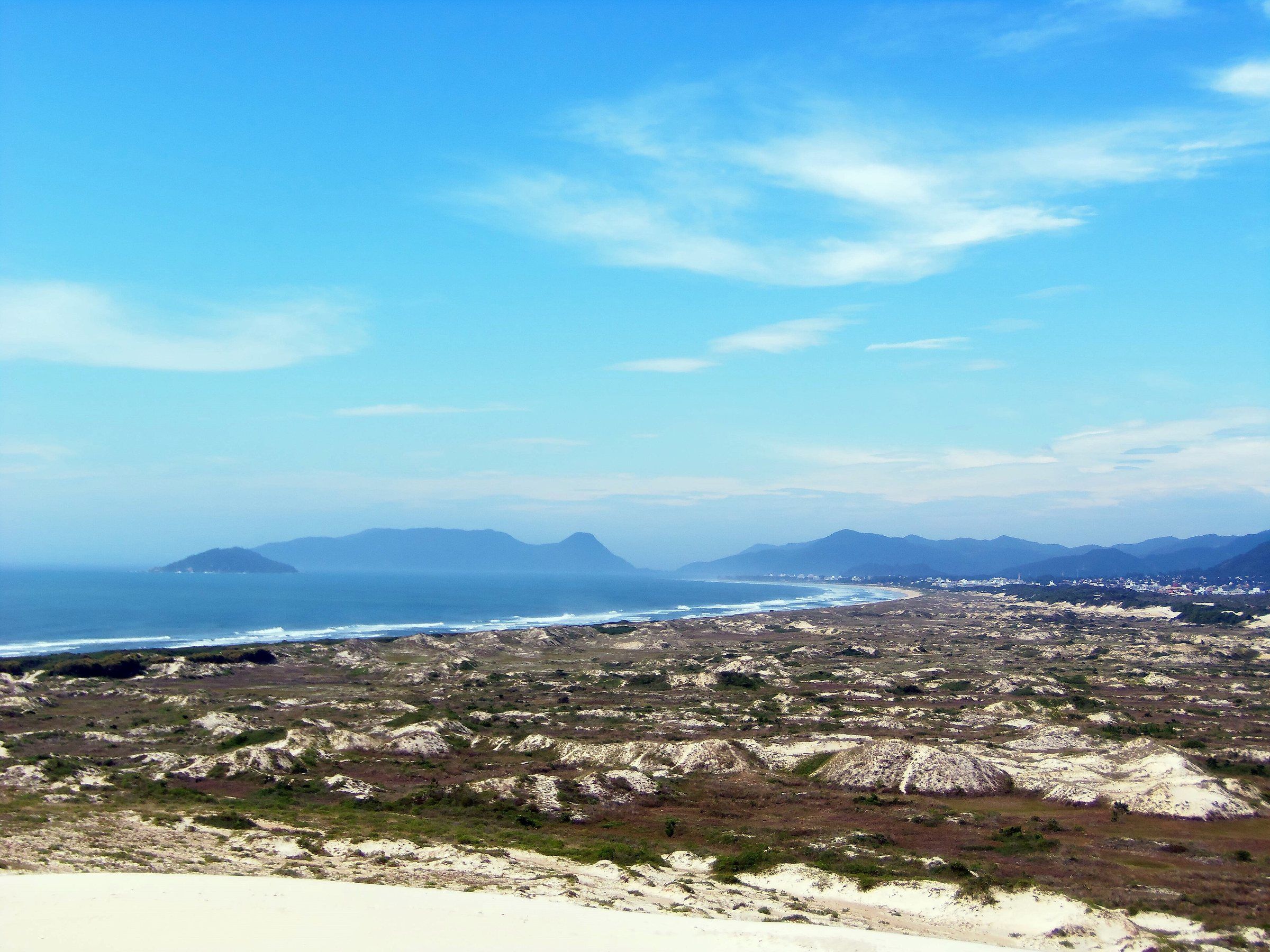 Vista do alto das dunas da Joaquina, com a restinga, a praia e os morros do sul da ilha