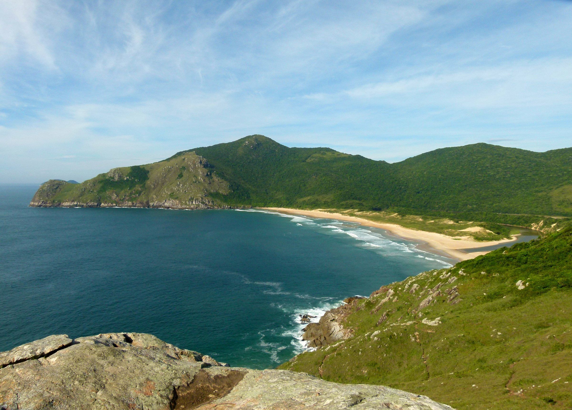 A Lagoinha do Leste vista da trilha que sai do Matadeiro, com o mar azul e os morros