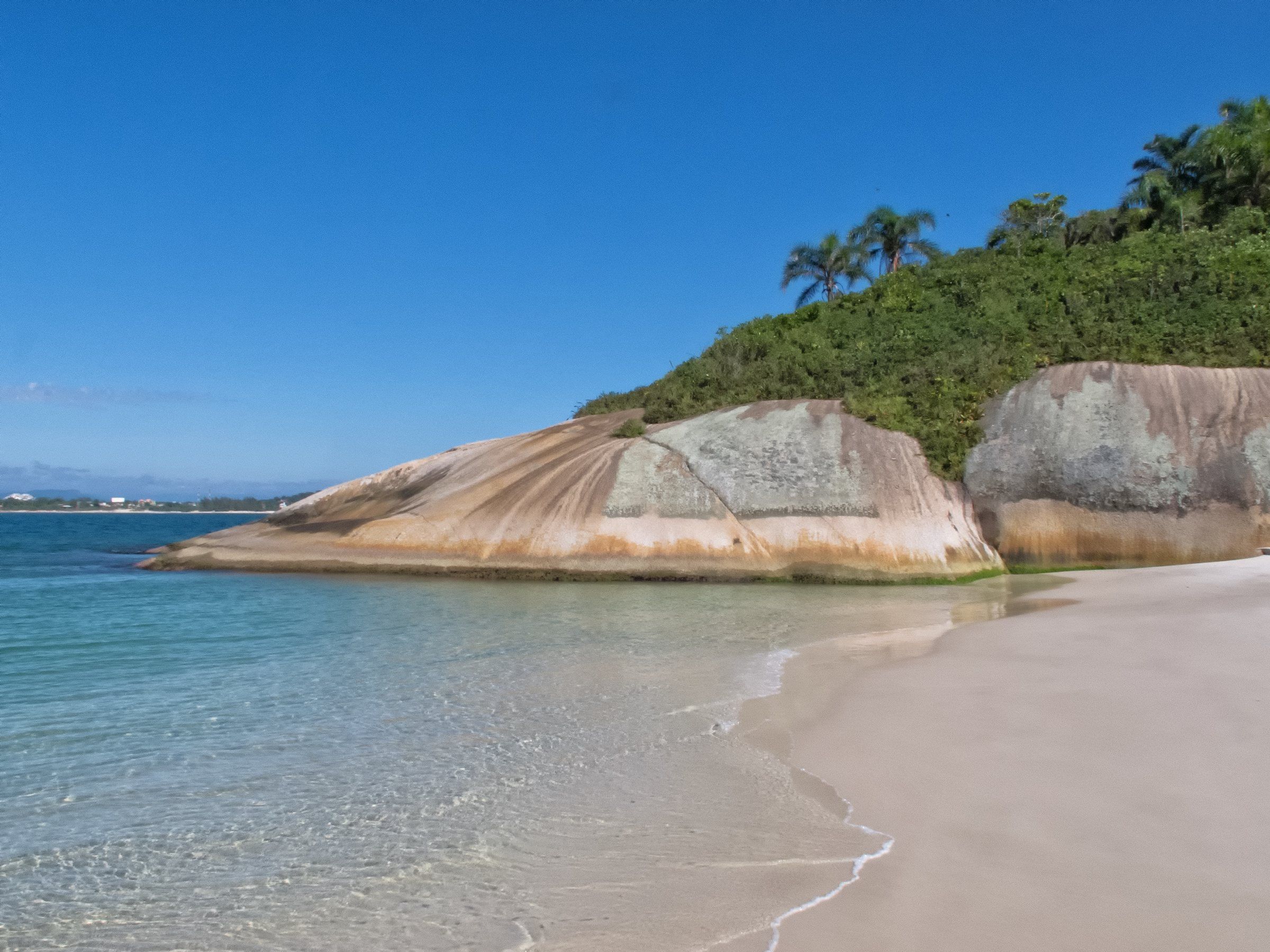 Grandes pedras arredondadas e água transparente na Ilha do Campeche